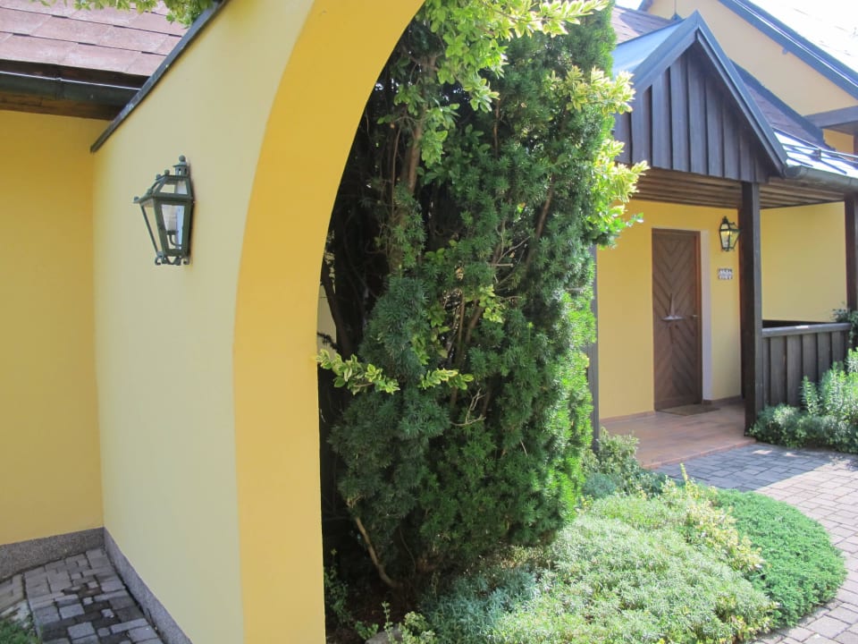 Eingang zum Innenhof Pension Weingut Rebenhof Moarhäuser