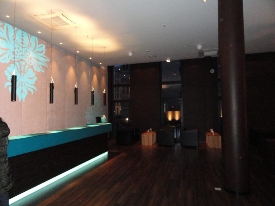 Lobbby & Eingang Motel One Köln Waidmarkt