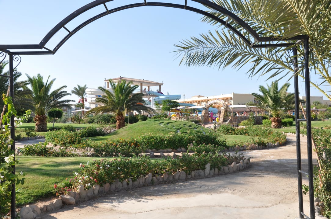 Weg zu den Wasserrutschen Desert Rose