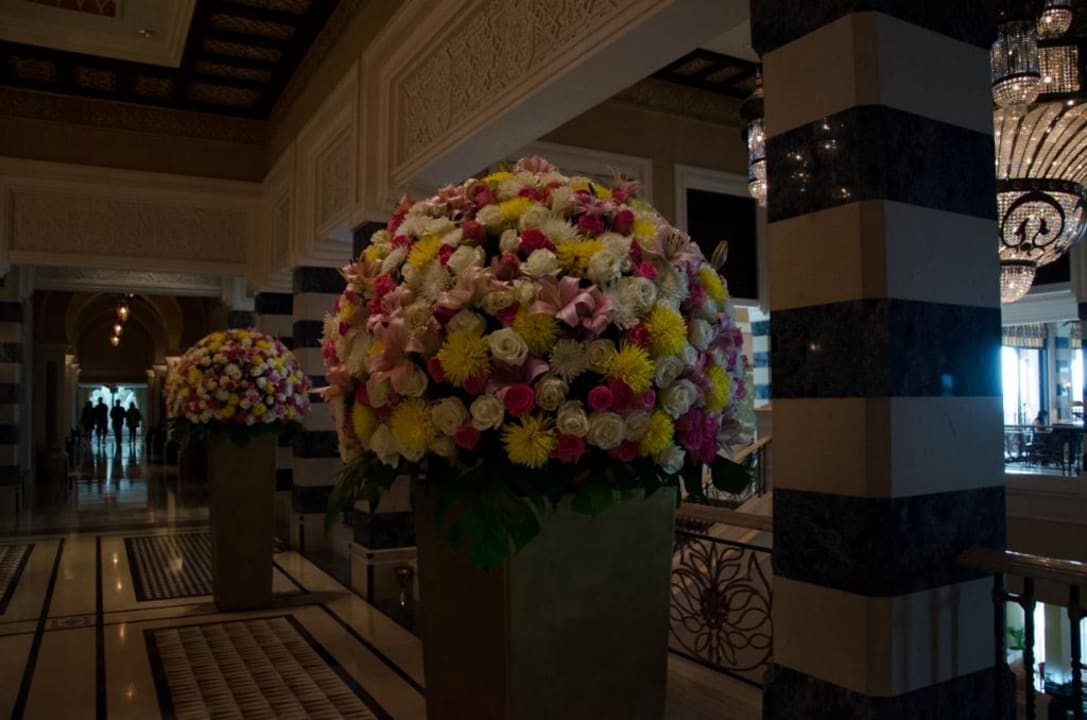 Blumenschmuck im Eingangsbereich Jumeirah Al Qasr