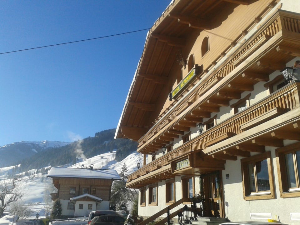 Hotelvorderseite Hotel DerAlpenhof