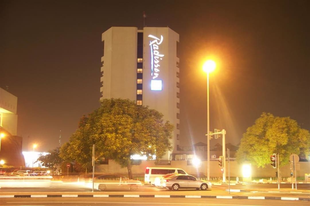 Von der Metro-Station aus Hotel Radisson Blu Dubai Deira Creek