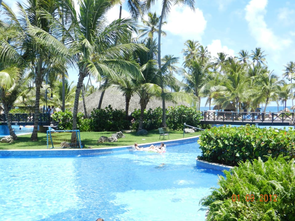 Teil der Poolanlage mit Blick zum Meer Wyndham Alltra Punta Cana