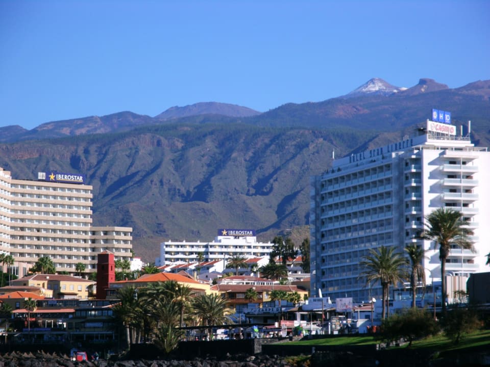 Blick von einen der Strände, links das Bouganvill  Iberostar Waves Bouganville Playa