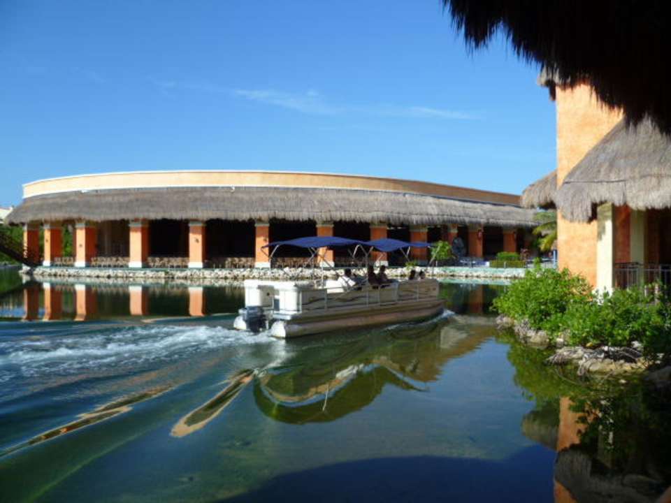 Man kommt kostenlos mit dem Boot durch die Anlage Grand Palladium Select White Sand Resort & Spa