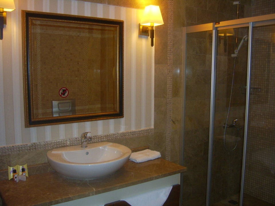 Dusche und Waschbecken Tac Premier Hotel & Spa