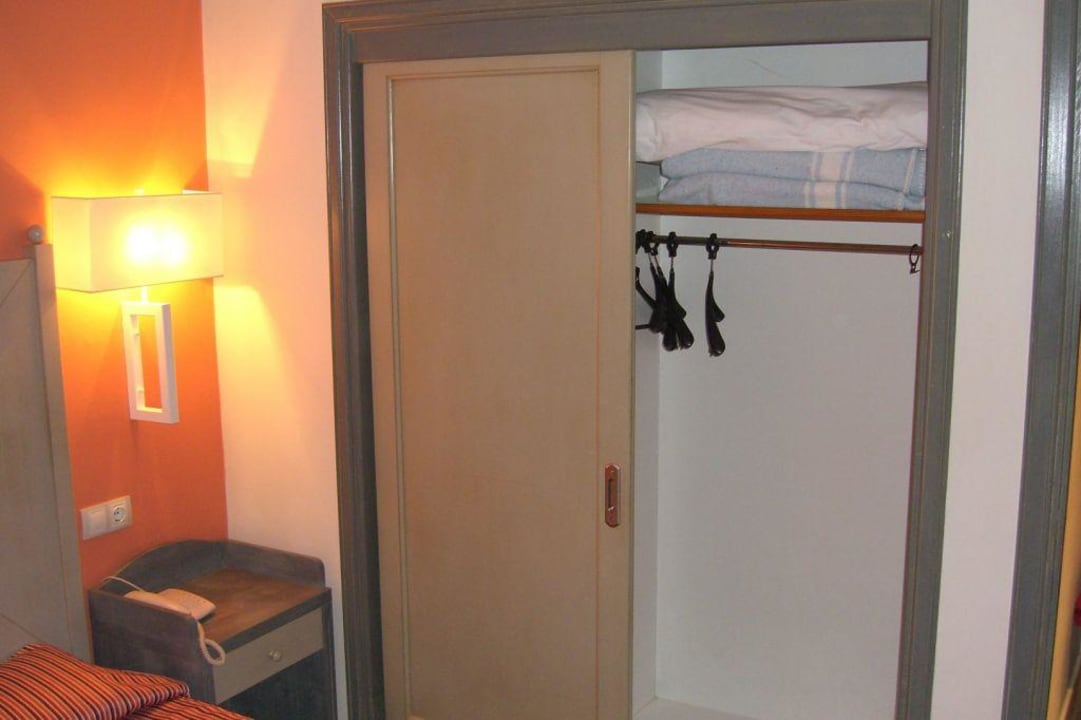 Schlafzimmer: Kleiderschrank allsun App.-Hotel Albatros