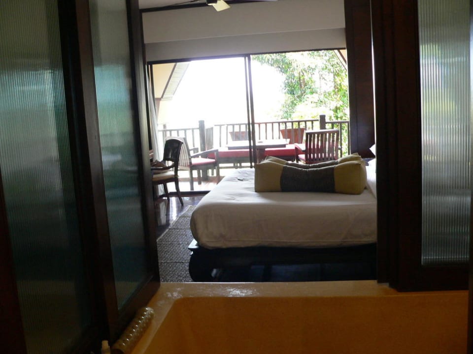 Blick vom Bad ins Zimmer Anantara Golden Triangle Elephant Camp & Resort