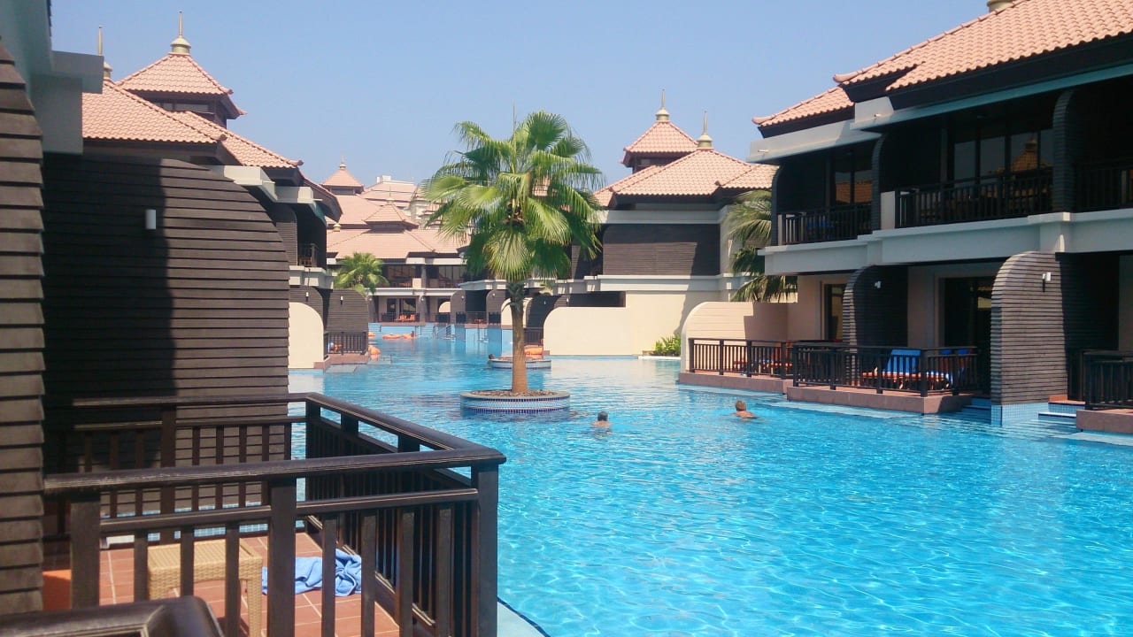 Blick von unserer Terrasse auf den Lagunenpool Anantara The Palm Dubai Resort