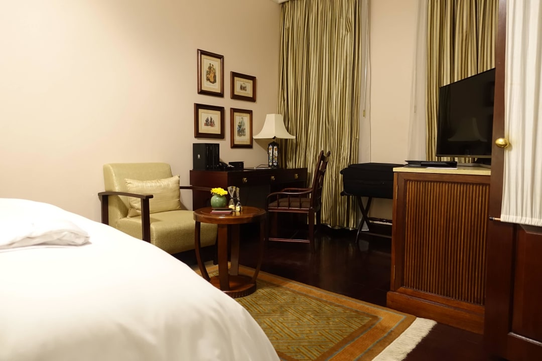 Das relativ kleine Zimmer Hotel Sofitel Legend Metropole