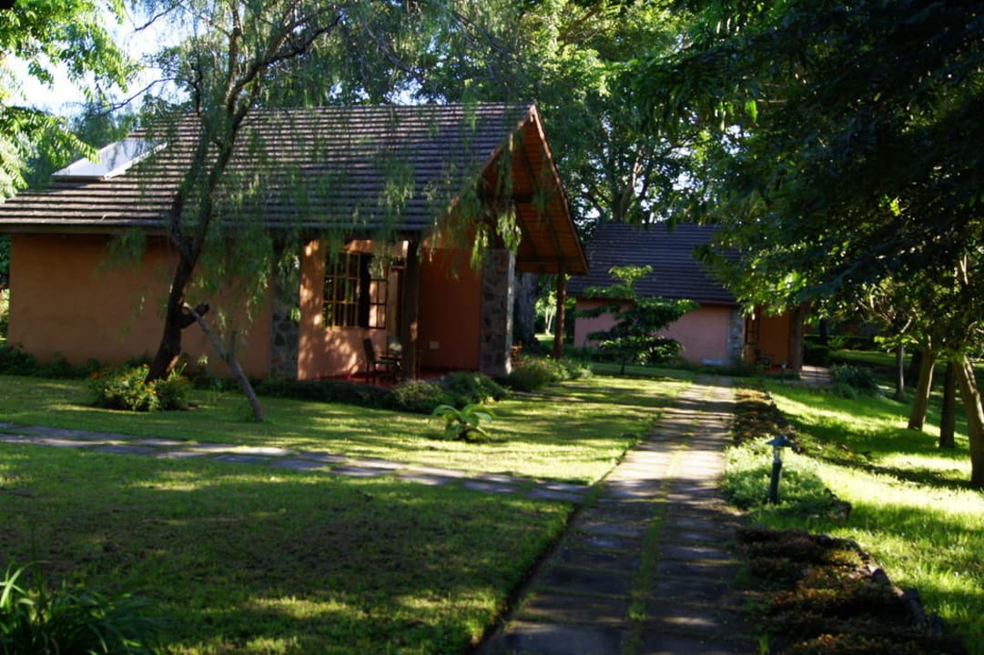 Gartenanlage mit Bungalow Arumeru River Lodge