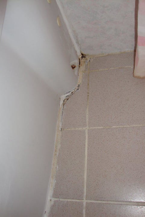 Schimmeliges Bad Zimmer 103 Günes Hotel