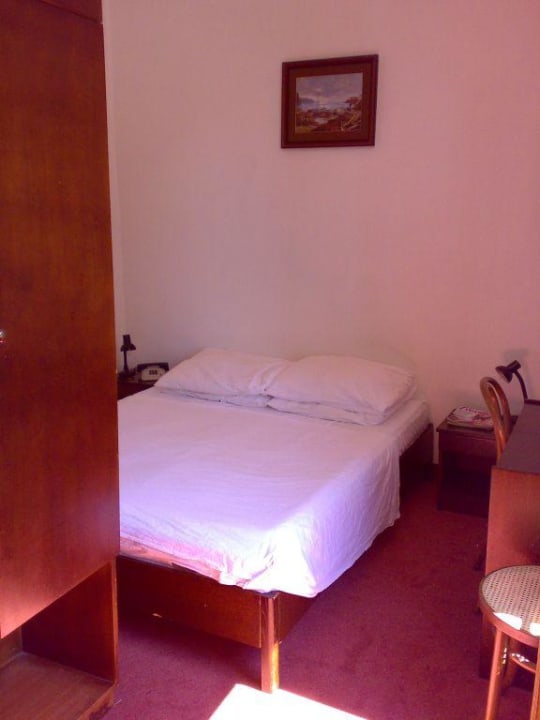 Bett, Schreibtisch; links der Schrank Maistra Select Mlini Hotel