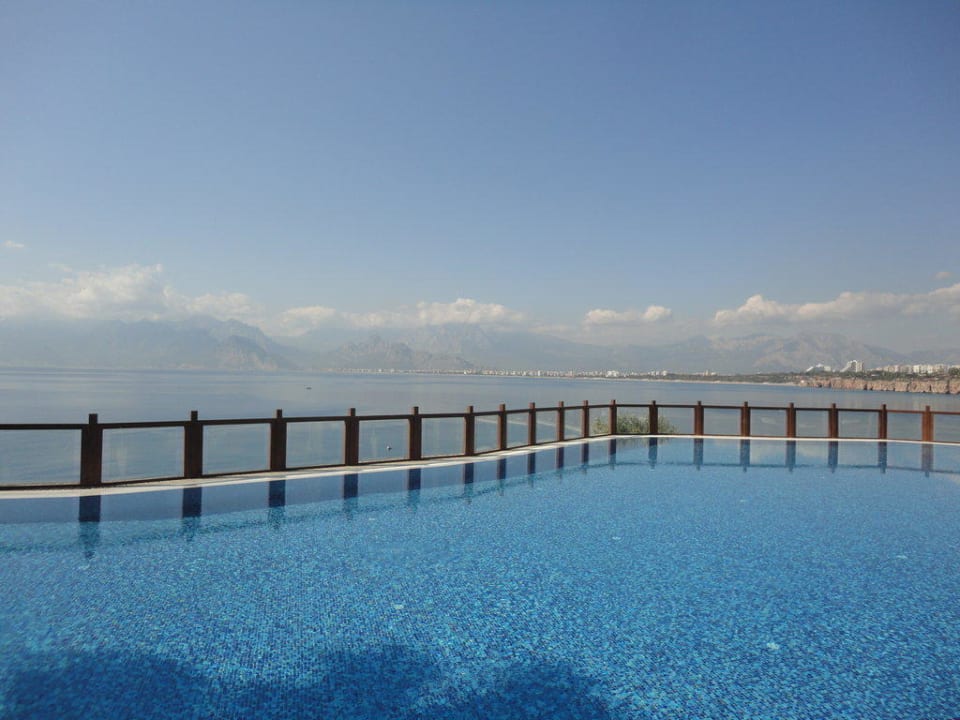 Der geniale Pool Ramada Plaza by Wyndham Antalya