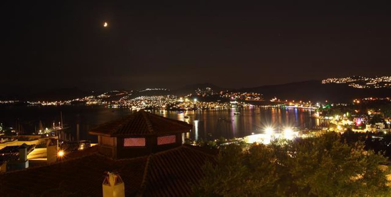 Widok na zatokę Bitez nocą Riva Bodrum Resort