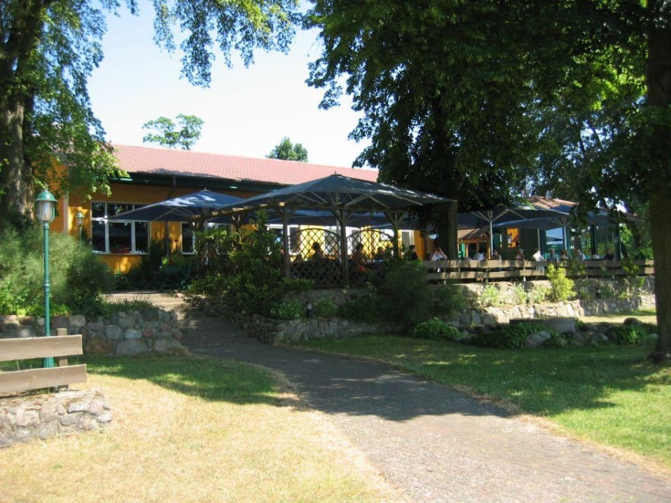 Blick vom Bootssteg zum Biergarten Hotel Haus am See