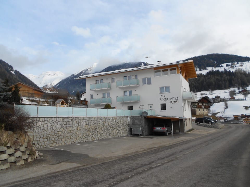 Haus Neuwirt von der Zufahrtsstraße gesehen. Gasthof Neuwirt