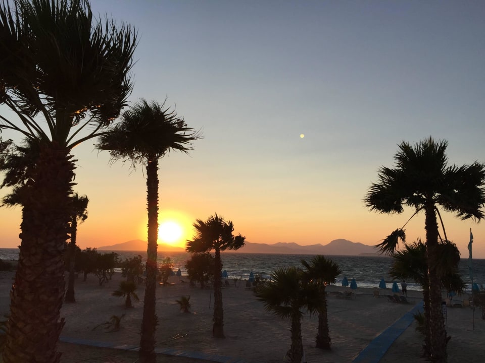Sonnenuntergang am Hotel-Strand Atlantica Marmari Beach