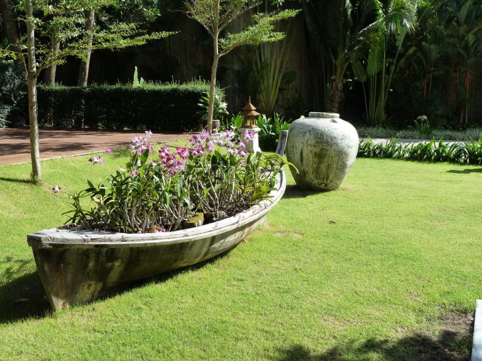 Im Hotelgarten Hotel Naithonburi Beach Resort