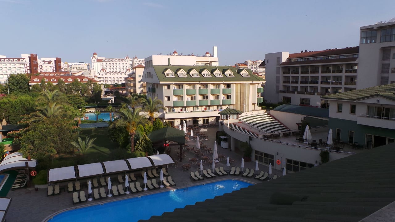 Aussicht auf die Poolanlage Side Breeze Hotel