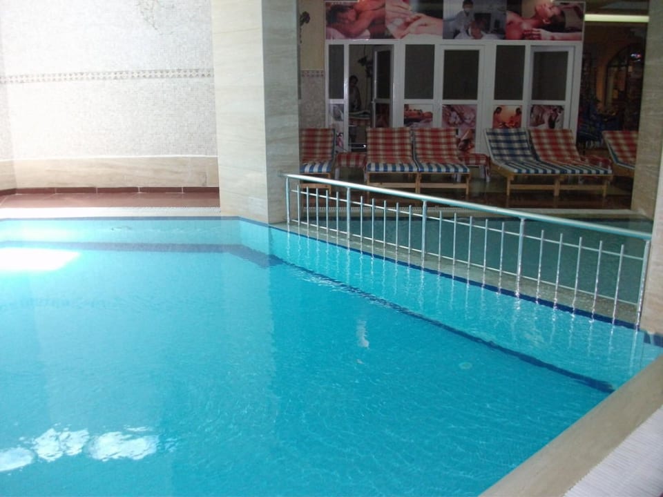 Der Pool unten im Keller Hotel Orfeus Park