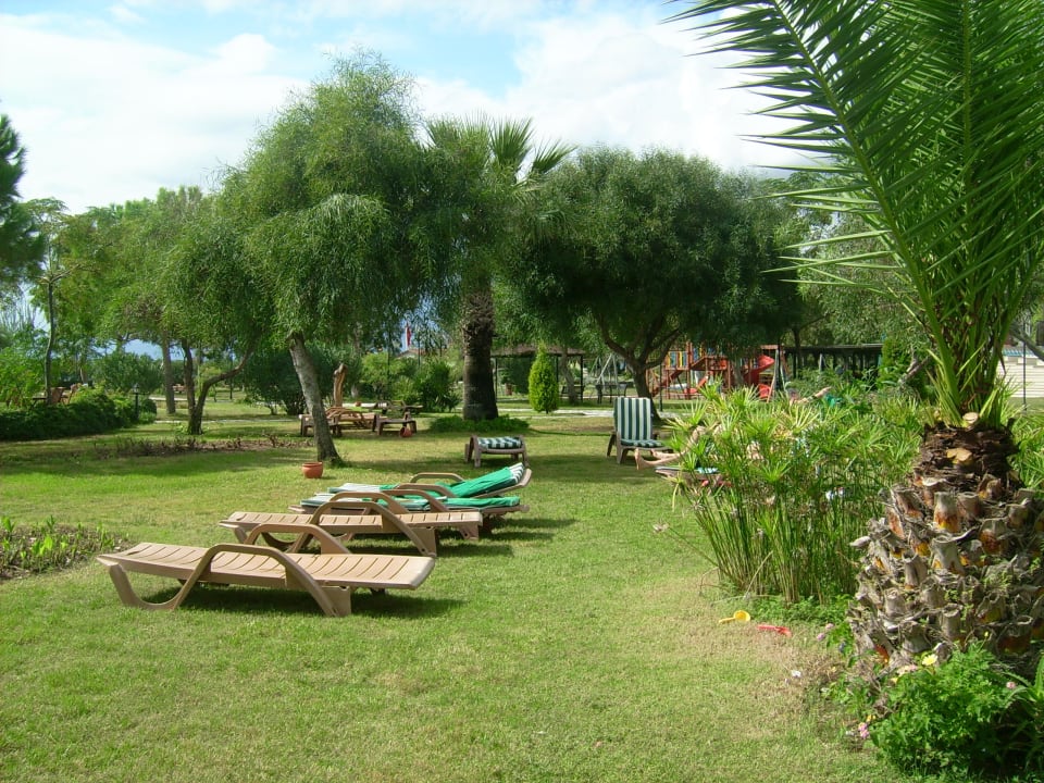 Überall stehen Liegen zum relaxen Club Yali Hotels & Resort