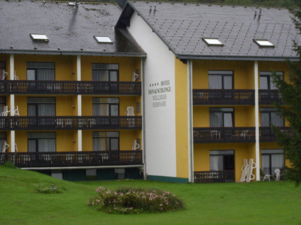 Hotel von der Donau aus Riverresort Donauschlinge