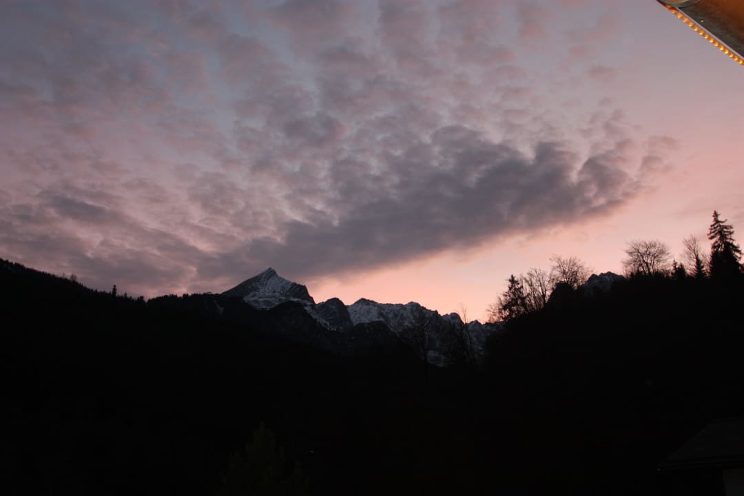 Blick aus einem Zimmer auf die Alpspitze Riessersee Hotel