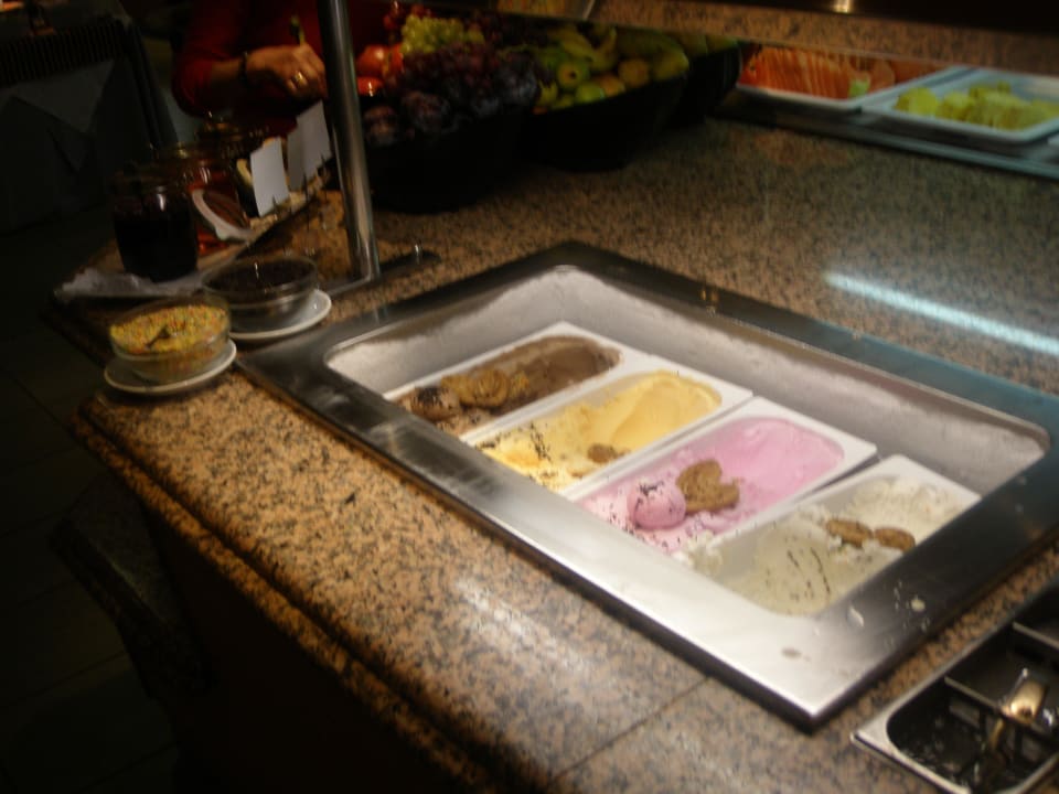 Jeden Tag leckeres Eis mit Obst und Soßen allsun App.-Hotel Barlovento