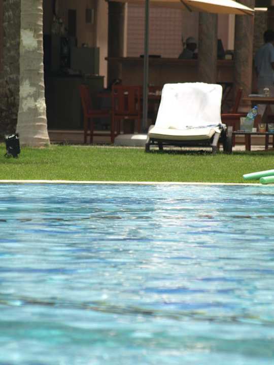 Liegestuhl am Swimming Pool Emirates Palace Mandarin Oriental