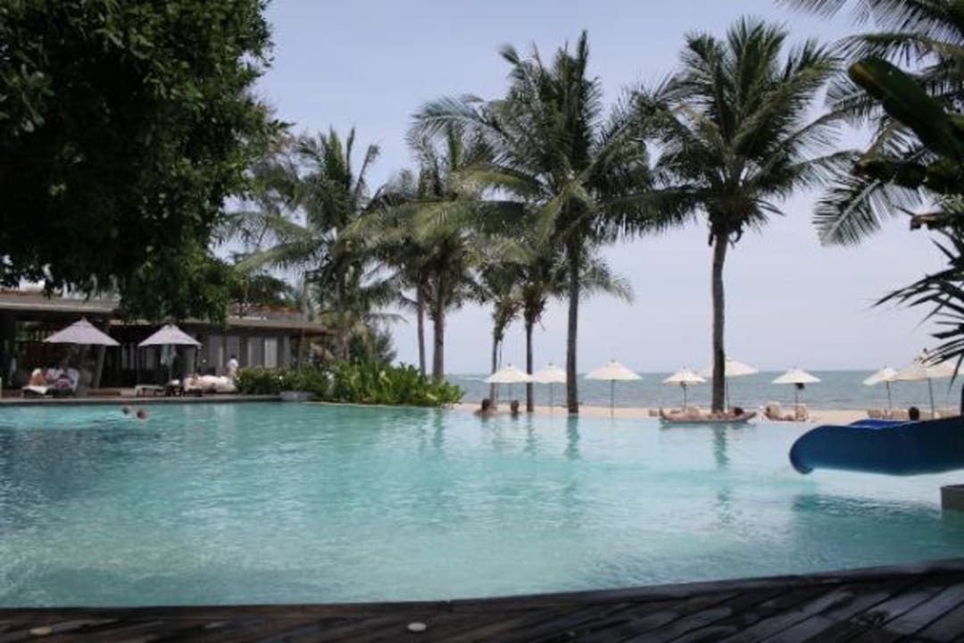 Pool, im Hintergrund der Strand Veranda Resort & Villas Hua Hin Cha Am