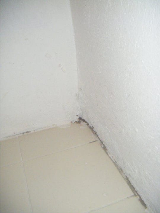 Eine weitere dreckige Zimmerecke Samira Club