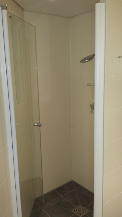 Dusche - sehr geräumig mit viel Ablagefläche ARCOTEL Onyx Hamburg