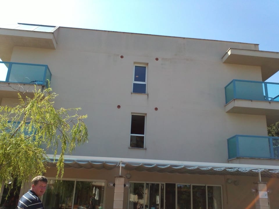 Blick vom Pool aufs Hotel Canyamel Sun Aparthotel