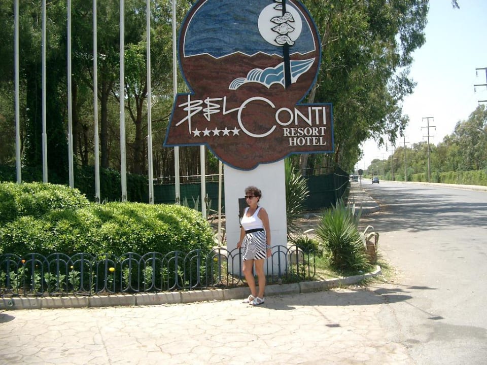 Przed hotelem Belconti Resort Hotel