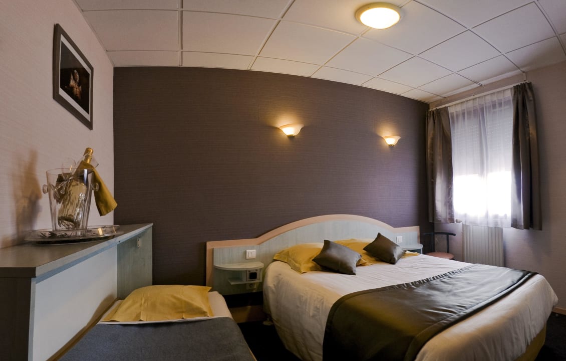 Chambre triple 2adultes et 1 enfant Hôtel Au Tambour