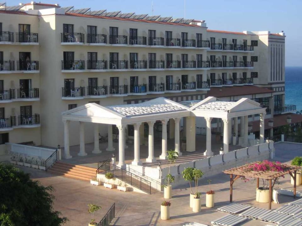 Hotel von aussen Constantinos The Great Beach Hotel