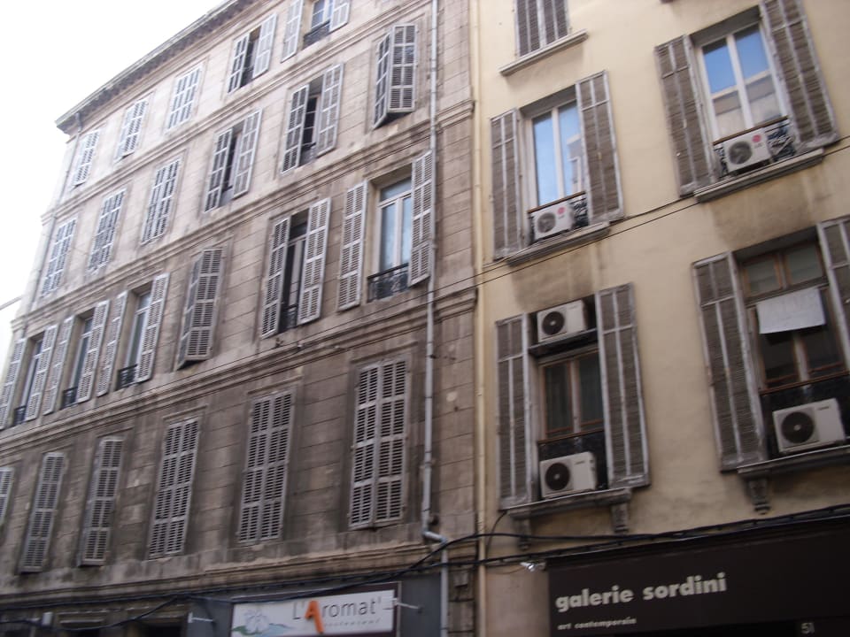 Widok z mojego pokoju Ibis Budget Marseille Vieux Port