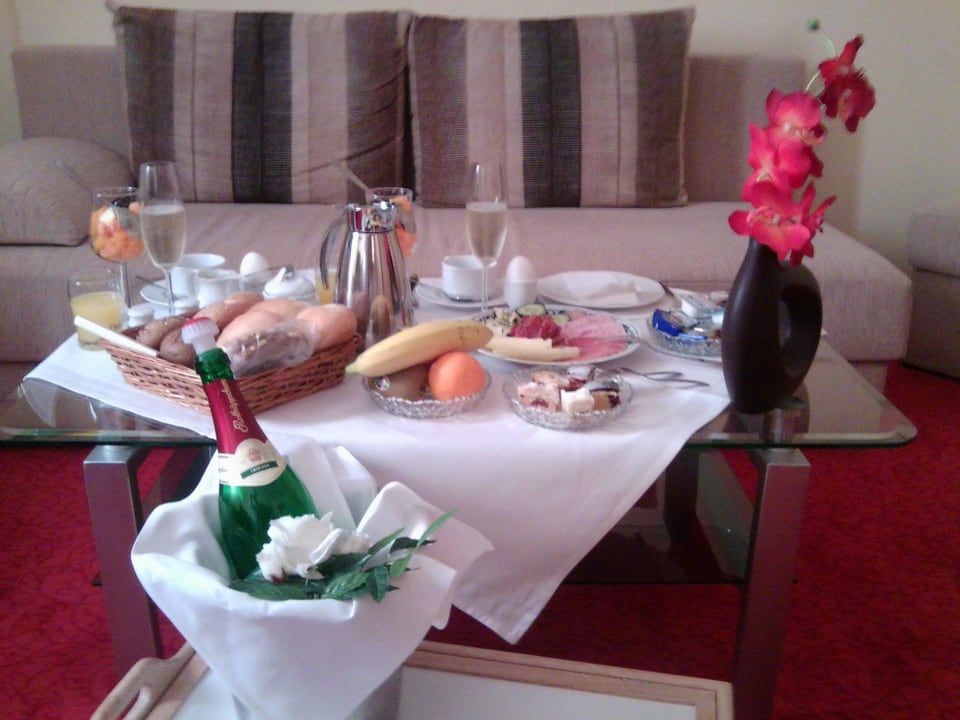 Frühstück auf's Zimmer im Kuschelarrangement Hotel Zwergschlösschen