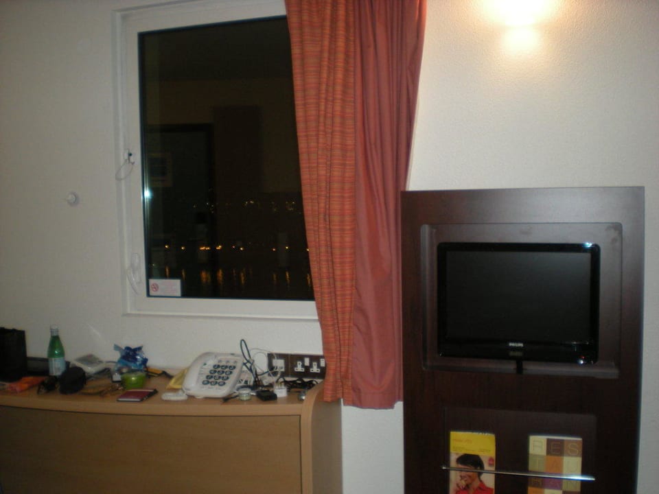 Fernseher und Allzwecktisch ibis Hotel London Docklands - Excel