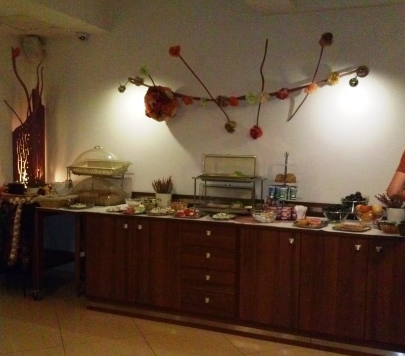Część bufetu śniadaniowego Hotel Alexander