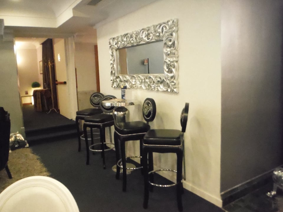 Hotelhalle mit Barstühlen Hotel Delle Province