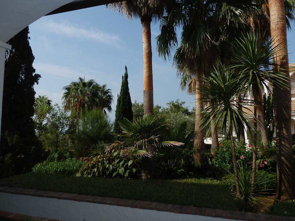 Blick vom Hauptrestaurant in die Gartenanlage Fuerte Conil-Resort