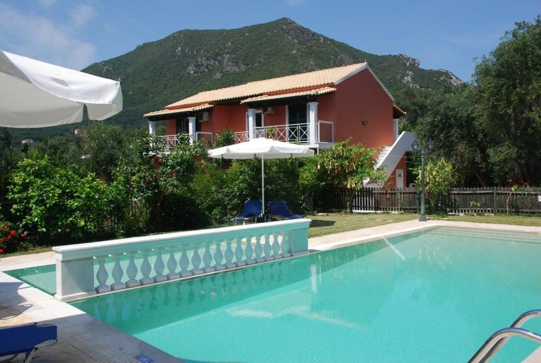 Blick aufs Hotel mit Pool Pension Skala