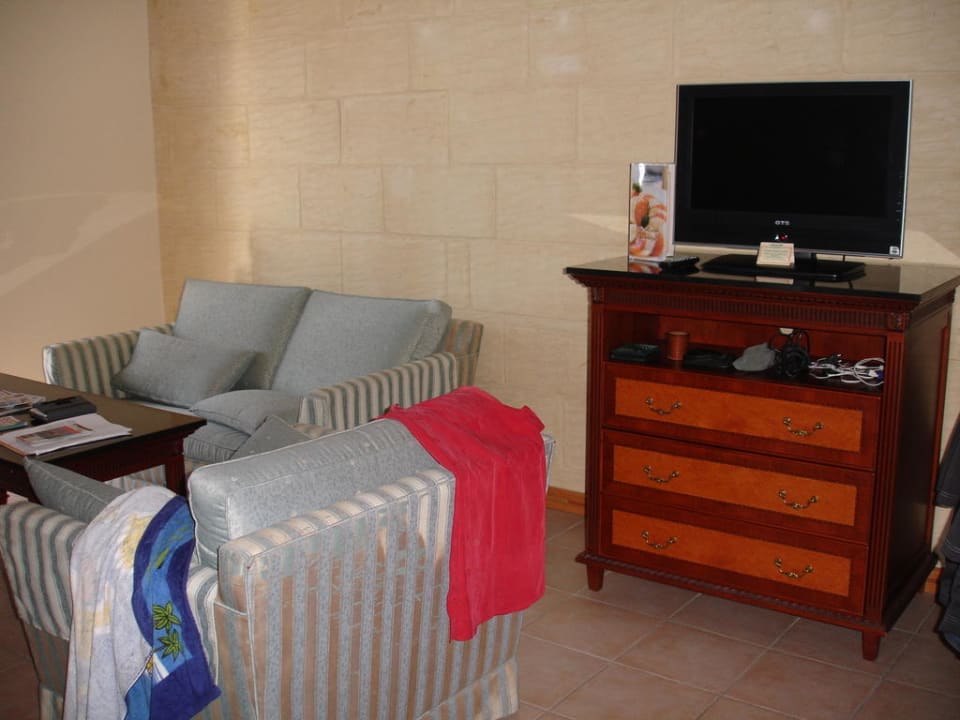 Zimmer mit Flachbildfernseher und Polstergruppe Grand Hotel Gozo
