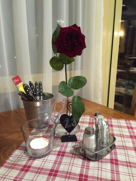 Tisch beim Heurigen Die Herberge