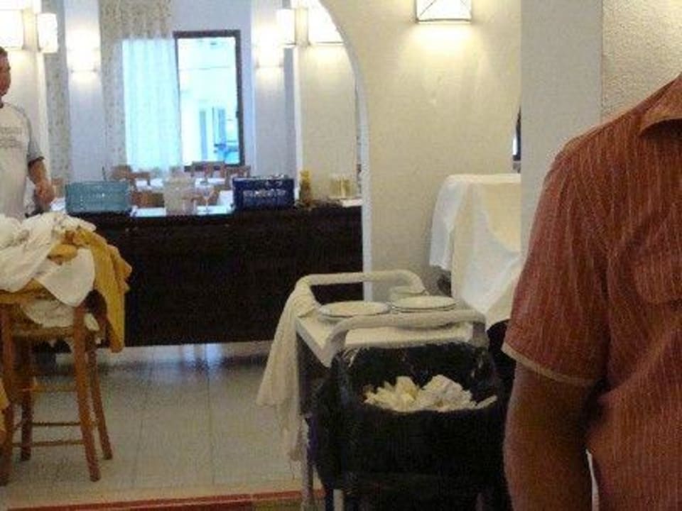 Essensverwertung im Speisesaal Gavimar Ariel Chico Club & Resort