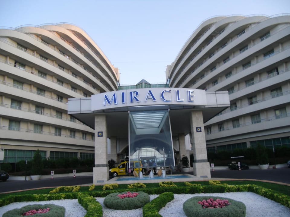 Der Eingang zum erholsamen Urlaub Hotel Miracle Resort