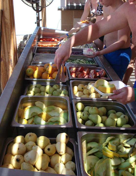 Obstauswahl an der Bar am Dana Beach Pickalbatros Alf Leila Wa Leila Resort - Neverland Hurghada