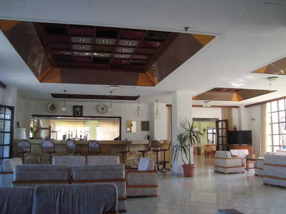 Bar, TV und Aufenhaltsmöglichkeit Hotel Hermes